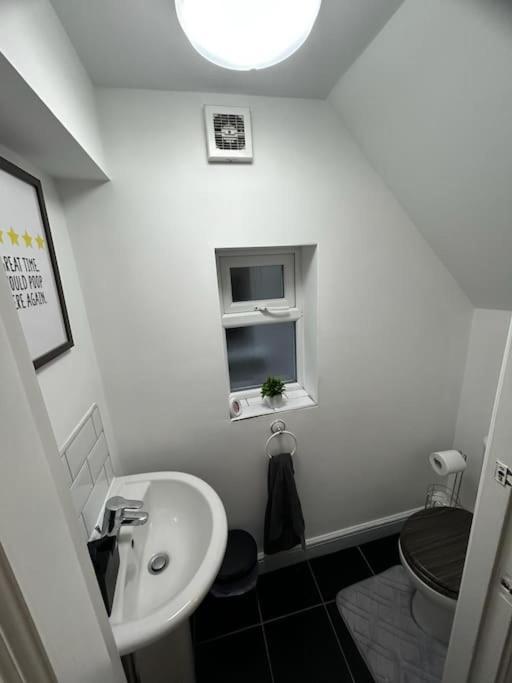 Lovely 5Br Home In Manchester. Close To The City ภายนอก รูปภาพ