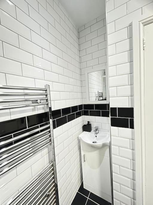Lovely 5Br Home In Manchester. Close To The City ภายนอก รูปภาพ